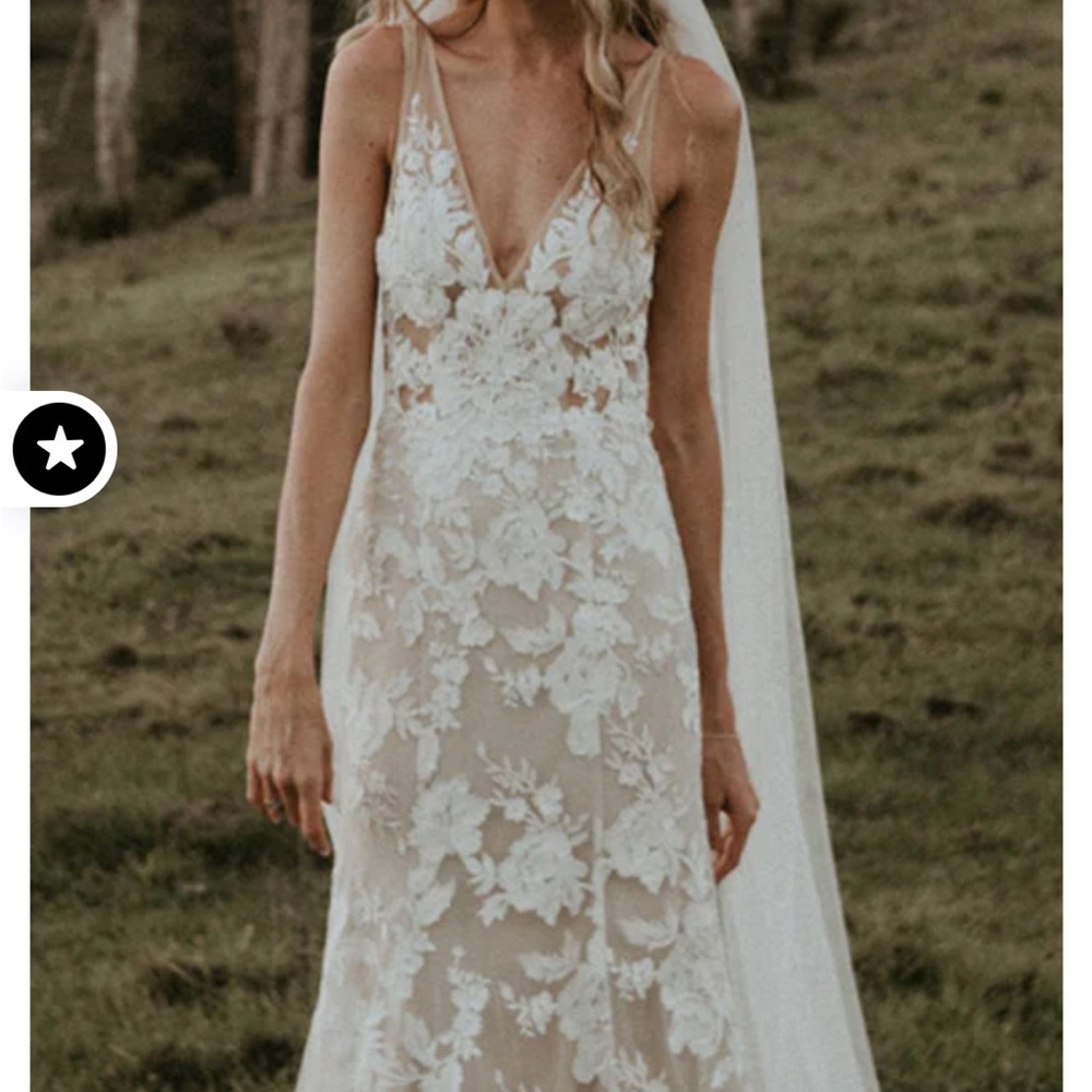 lace V-neck mermaid style wedding dress.